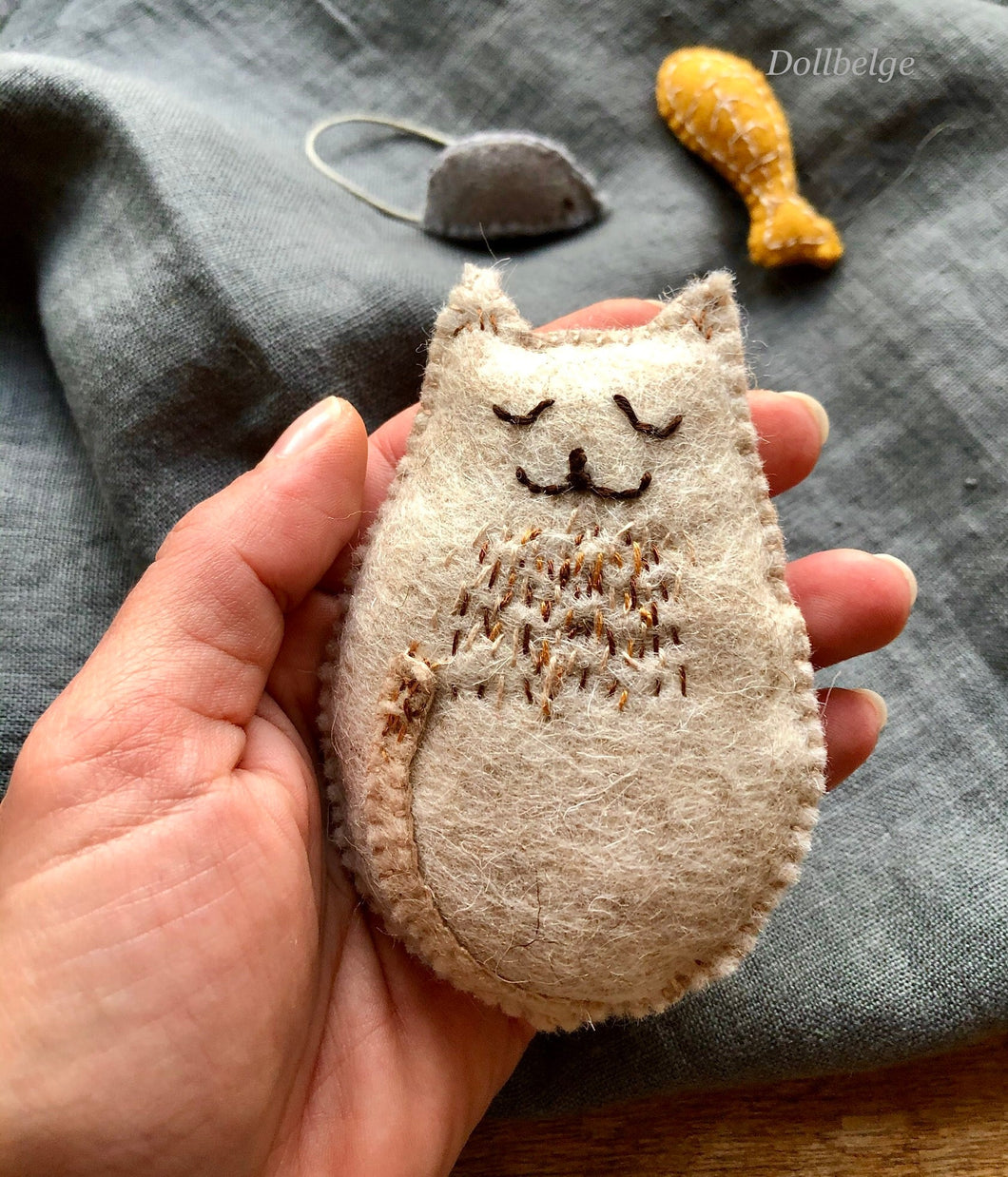 PDF Pattern - Mimi, the sleeping cat from felt - 10 cm