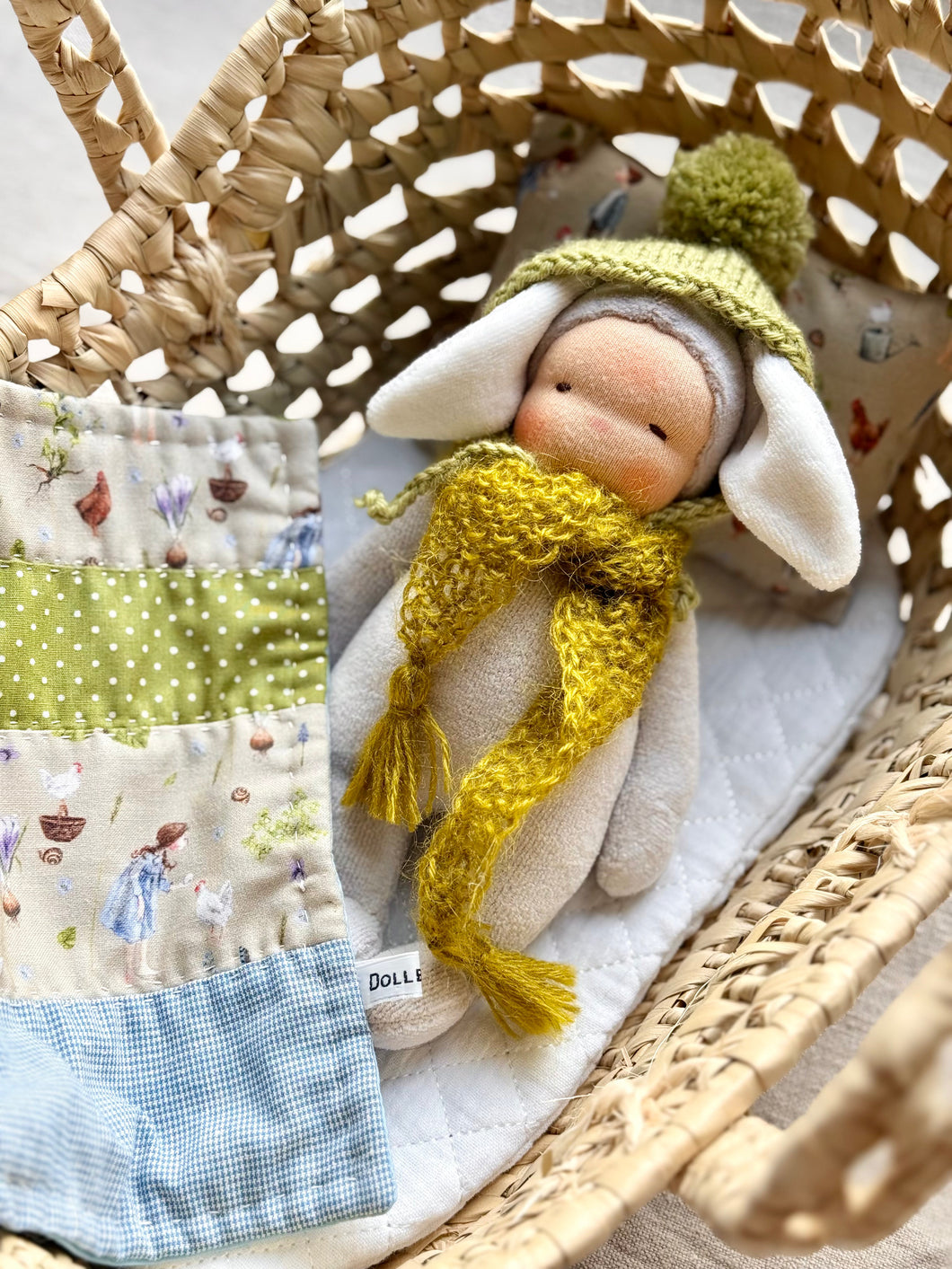 Bunny with its Moses Basket - 20 cm
