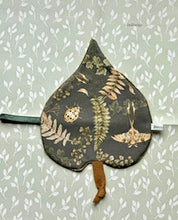 Load image into Gallery viewer, PDF Pattern - Foldable Leaf Blanket

